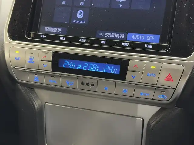 トヨタ ランドクルーザー プラド TX 三重県 2022(令4)年 4.9万km ホワイトパールクリスタルシャイン 2.8L ディーゼルターボ/4WD/MTモード付フロア6AT/純正 9インチナビ NSZT-Y68T/（AM/FM/CD/DVD/TV/SD/SDREC/Bluetooth）/バックガイドモニター/ドライブレコーダー 前方/ビルトイン ETC/Toyota Safety Sense/・プリクラッシュセーフティ［PCS］/・レーンディパーチャーアラート［LDA］/・レーダークルコン/・オートハイビーム［AHB］/・ロードサインアシスト［RSA］/・先行車発進告知機能［TMN］/・ダウンヒルアシストコントロール［DAC］（ディーゼルのみ）/装備/【OP】寒冷地仕様（スタータ＆オルタネータ容量UP、補助ヒーター、ワイパーデアイサー、バッテリー1個増など）/・ルーフレール/・左右独立オートエアコン/・オートライト/・LED ヘッドランプ＋フロントフォグランプ/・センターデフロック（ディーゼルのみ）/・2速発進機能（ディーゼルのみ）/・DPF手動再生機能（ディーゼルのみ）/・17inAW＆冬タイヤ/・夏タイヤ＆純正17inAWあり/・保/取/ナビ取/・スマートキーx2