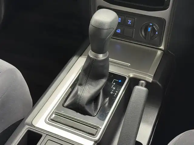 トヨタ ランドクルーザー プラド TX 三重県 2022(令4)年 4.9万km ホワイトパールクリスタルシャイン 2.8L ディーゼルターボ/4WD/MTモード付フロア6AT/純正 9インチナビ NSZT-Y68T/（AM/FM/CD/DVD/TV/SD/SDREC/Bluetooth）/バックガイドモニター/ドライブレコーダー 前方/ビルトイン ETC/Toyota Safety Sense/・プリクラッシュセーフティ［PCS］/・レーンディパーチャーアラート［LDA］/・レーダークルコン/・オートハイビーム［AHB］/・ロードサインアシスト［RSA］/・先行車発進告知機能［TMN］/・ダウンヒルアシストコントロール［DAC］（ディーゼルのみ）/装備/【OP】寒冷地仕様（スタータ＆オルタネータ容量UP、補助ヒーター、ワイパーデアイサー、バッテリー1個増など）/・ルーフレール/・左右独立オートエアコン/・オートライト/・LED ヘッドランプ＋フロントフォグランプ/・センターデフロック（ディーゼルのみ）/・2速発進機能（ディーゼルのみ）/・DPF手動再生機能（ディーゼルのみ）/・17inAW＆冬タイヤ/・夏タイヤ＆純正17inAWあり/・保/取/ナビ取/・スマートキーx2