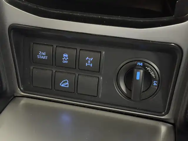 トヨタ ランドクルーザー プラド TX 三重県 2022(令4)年 4.9万km ホワイトパールクリスタルシャイン 2.8L ディーゼルターボ/4WD/MTモード付フロア6AT/純正 9インチナビ NSZT-Y68T/（AM/FM/CD/DVD/TV/SD/SDREC/Bluetooth）/バックガイドモニター/ドライブレコーダー 前方/ビルトイン ETC/Toyota Safety Sense/・プリクラッシュセーフティ［PCS］/・レーンディパーチャーアラート［LDA］/・レーダークルコン/・オートハイビーム［AHB］/・ロードサインアシスト［RSA］/・先行車発進告知機能［TMN］/・ダウンヒルアシストコントロール［DAC］（ディーゼルのみ）/装備/【OP】寒冷地仕様（スタータ＆オルタネータ容量UP、補助ヒーター、ワイパーデアイサー、バッテリー1個増など）/・ルーフレール/・左右独立オートエアコン/・オートライト/・LED ヘッドランプ＋フロントフォグランプ/・センターデフロック（ディーゼルのみ）/・2速発進機能（ディーゼルのみ）/・DPF手動再生機能（ディーゼルのみ）/・17inAW＆冬タイヤ/・夏タイヤ＆純正17inAWあり/・保/取/ナビ取/・スマートキーx2