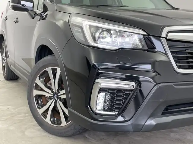 スバル フォレスター プレミアム 新潟県 2018(平30)年 4.1万km クリスタルブラックシリカ 純正SDナビ（Bluetooth・CD・USB・AM・FM）/フルセグ　/バックカメラ　/ハーフレザーシート　/前席シートヒーター/前席パワーシート　/電動リアゲート/レーンキープアシスト　/追従クルーズコントロール　/後方コーナーセンサー　/LEDオートライト　/衝突被害軽減システム　/前方ドライブレコーダー/ブラインドスポットモニター/アイドリングストップ/MTモード付AT/ETC/ステアリングヒーター/ステアリングスイッチ/スマートキー/純正フロアマット/純正１８インチアルミホイール/社外１７インチアルミホイール冬タイヤセット車載/４WD