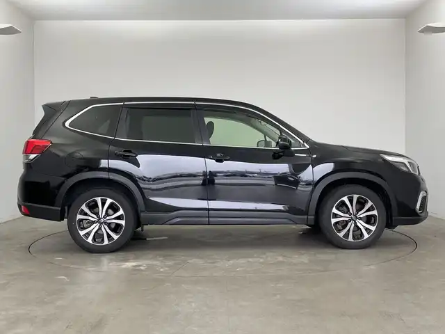 スバル フォレスター プレミアム 新潟県 2018(平30)年 4.1万km クリスタルブラックシリカ 純正SDナビ（Bluetooth・CD・USB・AM・FM）/フルセグ　/バックカメラ　/ハーフレザーシート　/前席シートヒーター/前席パワーシート　/電動リアゲート/レーンキープアシスト　/追従クルーズコントロール　/後方コーナーセンサー　/LEDオートライト　/衝突被害軽減システム　/前方ドライブレコーダー/ブラインドスポットモニター/アイドリングストップ/MTモード付AT/ETC/ステアリングヒーター/ステアリングスイッチ/スマートキー/純正フロアマット/純正１８インチアルミホイール/社外１７インチアルミホイール冬タイヤセット車載/４WD