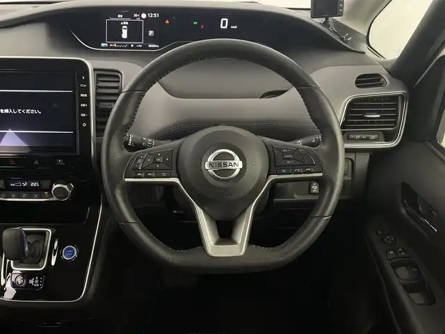 日産 セレナ e－パワー ハイウェイスター V 埼玉県 2020(令2)年 3.9万km ブリリアントホワイトパール 純正１０型ナビ/全方位カメラ/前後ドライブレコーダー/ブラインドスポットモニター/ETC/クルーズコントロール/レーンキープアシスト/エマージェンシーブレーキ/コーナーセンサー/両側パワースライドドア/横滑り防止装置/ロールサンシェード/LEDヘッドライト/フォグランプ/純正アルミホイール/純正フロアマット/プッシュスタート/スマートキー