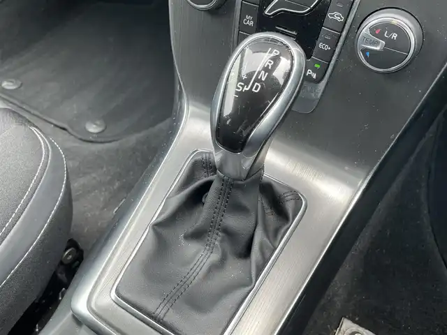 ボルボ Ｖ４０ D4 SE 石川県 2016(平28)年 10.2万km 赤 衝突軽減ブレーキ/アダプティブクルーズコントロール/ブラインドスポットモニター/純正ナビ/バックカメラ/クリアランスソナー/スマートキー/電動シート/パドルシフト/オートライト/純正１７ｉｎｃＡＷ