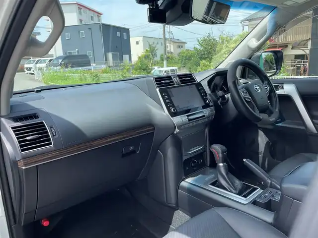 トヨタ ランドクルーザー プラド TX Lパッケージ 福岡県 2022(令4)年 1.9万km ホワイトパールクリスタルシャイン トヨタセーフティセンス/横滑り防止/盗難防止/レーンキープ/コーナーセンサー/バッグカメラ/アランドビュー/エアバッグ/カーテンエアバッグ/ドラレコ/ナビ/フルセグTV/BT/純正アルミホイール/エアロパーツ/プッシュスタート/スマートキー/オートライト/オートマチックハイビーム/LEDヘッド/パワーシート/サンルーフ/電動格納サードシート/４WD/エアシート/シートヒーター/ルーフレール/DUALエアコン/１２０Vソケット/USB