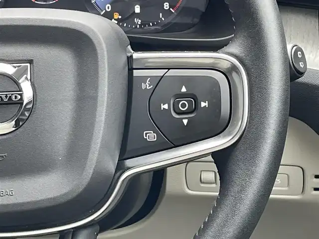 ボルボ ＸＣ４０ B4 AWD インスクリプション 高知県 2021(令3)年 1.6万km クリスタルホワイトP 白レザーシート/D/N席シートヒーター＆パワーシート/ハンドルヒーター/Lane Keeping Aid/パークアシスト/Cross Traffic Alert/BLIS/クルーズコントロール/コーナリングアシスト/アクティブ・ベンディング・ライト/前後ドライブレコーダー/パワーテールゲート