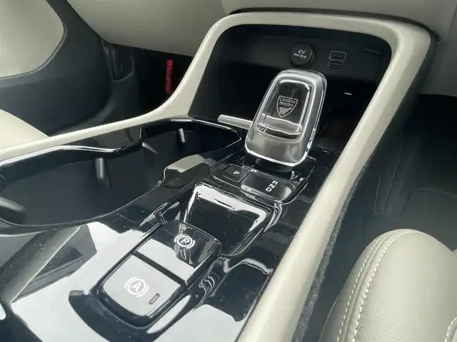 ボルボ ＸＣ４０ B4 AWD インスクリプション 高知県 2021(令3)年 1.6万km クリスタルホワイトP 白レザーシート/D/N席シートヒーター＆パワーシート/ハンドルヒーター/Lane Keeping Aid/パークアシスト/Cross Traffic Alert/BLIS/クルーズコントロール/コーナリングアシスト/アクティブ・ベンディング・ライト/前後ドライブレコーダー/パワーテールゲート