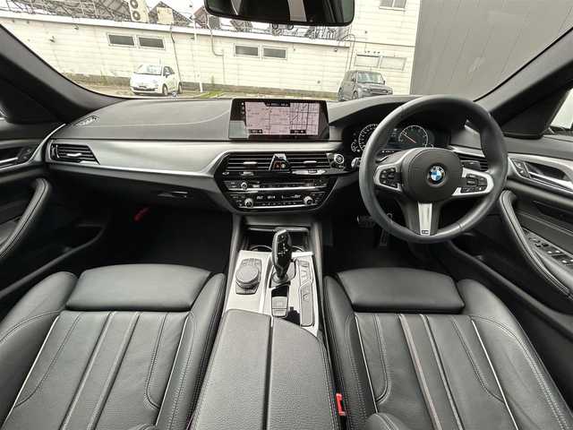 ＢＭＷ ５２３ｄ xDrive Mスピリット 道東・釧路十勝 2020(令2)年 2.6万km アルピンホワイトⅢ ワンオーナー車/アダプティブクルーズコントロール/レーンキーピングアシスト/純正HDDナビ/TV/CD/DVD/BT/USB/黒革/シートヒーター(全席)/メモリ付きパワーシート/コンフォートアクセス/ヘッドアップディスプレイ/360°カメラ/アンビエントライト/純正ドライブレコーダー(前後)/LEDヘッドライト/オートライト/フロント/リアフォグライト/パークディスタンスコントロール/インテリジェントセーフティ/ミラーETC
