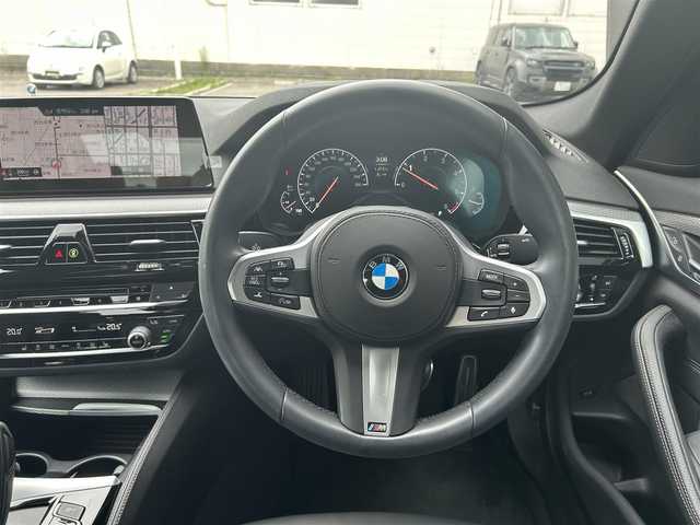 ＢＭＷ ５２３ｄ xDrive Mスピリット 道東・釧路十勝 2020(令2)年 2.6万km アルピンホワイトⅢ ワンオーナー車/アダプティブクルーズコントロール/レーンキーピングアシスト/純正HDDナビ/TV/CD/DVD/BT/USB/黒革/シートヒーター(全席)/メモリ付きパワーシート/コンフォートアクセス/ヘッドアップディスプレイ/360°カメラ/アンビエントライト/純正ドライブレコーダー(前後)/LEDヘッドライト/オートライト/フロント/リアフォグライト/パークディスタンスコントロール/インテリジェントセーフティ/ミラーETC