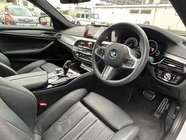 ＢＭＷ ５２３ｄ xDrive Mスピリット 道東・釧路十勝 2020(令2)年 2.6万km アルピンホワイトⅢ ワンオーナー車/アダプティブクルーズコントロール/レーンキーピングアシスト/純正HDDナビ/TV/CD/DVD/BT/USB/黒革/シートヒーター(全席)/メモリ付きパワーシート/コンフォートアクセス/ヘッドアップディスプレイ/360°カメラ/アンビエントライト/純正ドライブレコーダー(前後)/LEDヘッドライト/オートライト/フロント/リアフォグライト/パークディスタンスコントロール/インテリジェントセーフティ/ミラーETC