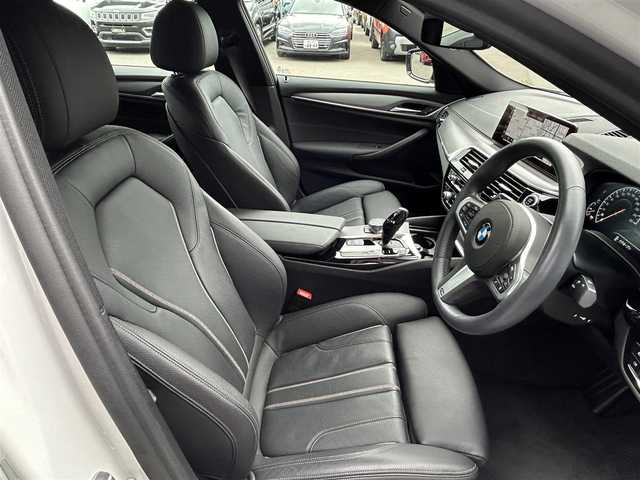 ＢＭＷ ５２３ｄ xDrive Mスピリット 道東・釧路十勝 2020(令2)年 2.6万km アルピンホワイトⅢ ワンオーナー車/アダプティブクルーズコントロール/レーンキーピングアシスト/純正HDDナビ/TV/CD/DVD/BT/USB/黒革/シートヒーター(全席)/メモリ付きパワーシート/コンフォートアクセス/ヘッドアップディスプレイ/360°カメラ/アンビエントライト/純正ドライブレコーダー(前後)/LEDヘッドライト/オートライト/フロント/リアフォグライト/パークディスタンスコントロール/インテリジェントセーフティ/ミラーETC