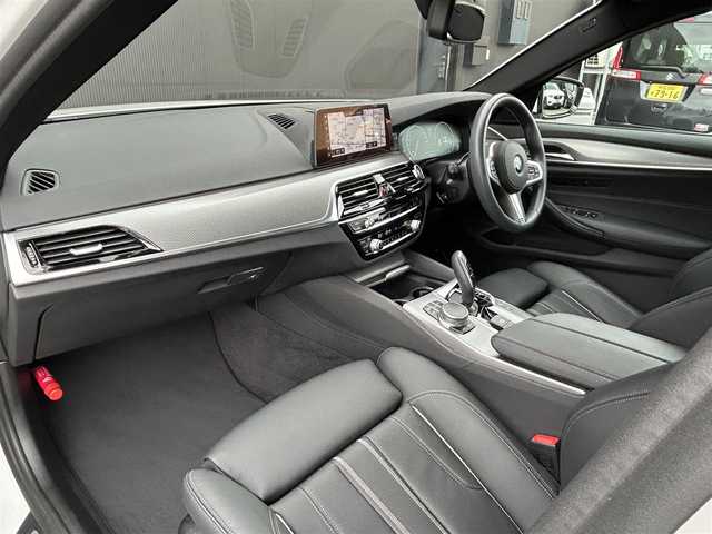 ＢＭＷ ５２３ｄ xDrive Mスピリット 道東・釧路十勝 2020(令2)年 2.6万km アルピンホワイトⅢ ワンオーナー車/アダプティブクルーズコントロール/レーンキーピングアシスト/純正HDDナビ/TV/CD/DVD/BT/USB/黒革/シートヒーター(全席)/メモリ付きパワーシート/コンフォートアクセス/ヘッドアップディスプレイ/360°カメラ/アンビエントライト/純正ドライブレコーダー(前後)/LEDヘッドライト/オートライト/フロント/リアフォグライト/パークディスタンスコントロール/インテリジェントセーフティ/ミラーETC