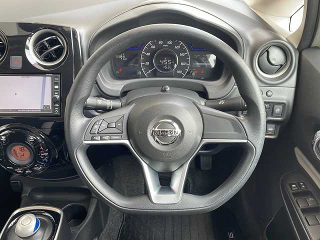 日産 ノート e－パワー X 愛知県 2016(平28)年 5.5万km 白 衝突被害軽減ブレーキ/純正7インチSD（ナビあり）/フルセグTV/CD DVD/Bluetooth/バックカメラ/社外アルミホイール/LEDヘッドライト/オートライト/ドライブレコーダー/ETC/ステアリングスイッチ/スマートキー/プッシュスタート