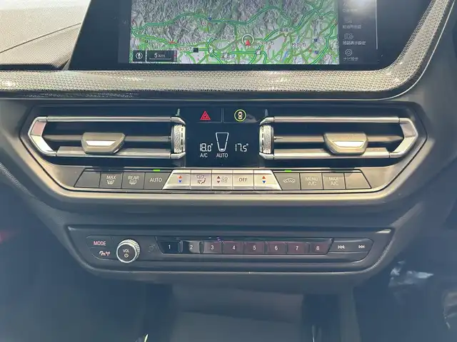 ＢＭＷ ＢＭＷ １１８ｄ プレイ 大阪府 2021(令3)年 2.3万km 黒 登録時走行距離：22304km/ブラインドスポットモニター/純正ナビゲーション/パワーバックドア/バックカメラ/Bluetooth/クルーズコントロール/パワーシート/シートメモリ/パーキングアシスト/レベライザー/インテリジェントセーフティ/スマートキー