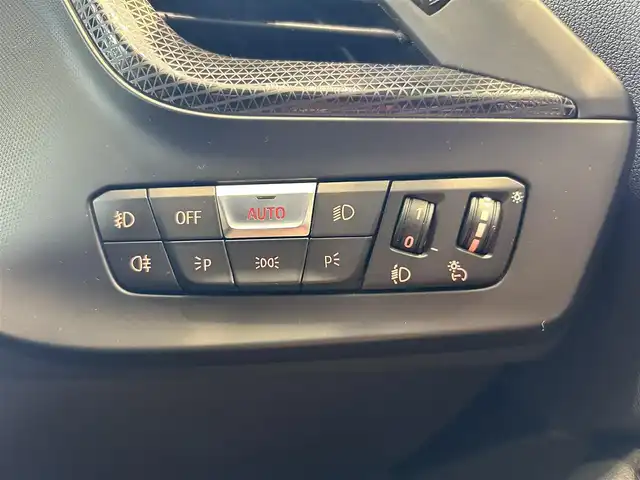 ＢＭＷ ＢＭＷ １１８ｄ プレイ 大阪府 2021(令3)年 2.3万km 黒 登録時走行距離：22304km/ブラインドスポットモニター/純正ナビゲーション/パワーバックドア/バックカメラ/Bluetooth/クルーズコントロール/パワーシート/シートメモリ/パーキングアシスト/レベライザー/インテリジェントセーフティ/スマートキー