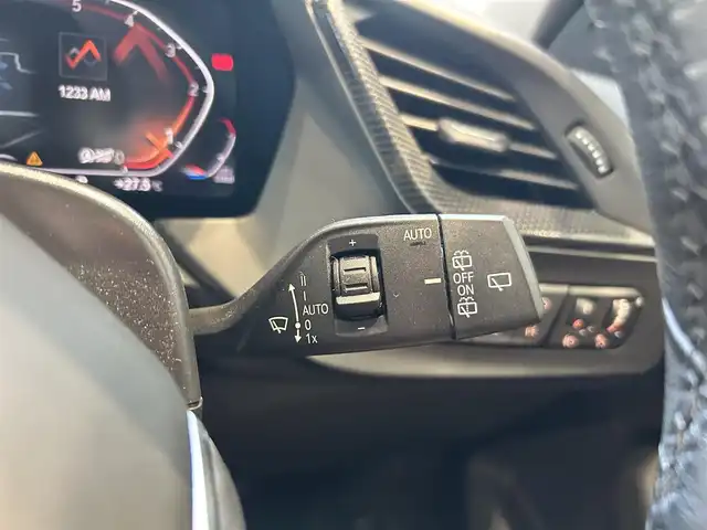 ＢＭＷ ＢＭＷ １１８ｄ プレイ 大阪府 2021(令3)年 2.3万km 黒 登録時走行距離：22304km/ブラインドスポットモニター/純正ナビゲーション/パワーバックドア/バックカメラ/Bluetooth/クルーズコントロール/パワーシート/シートメモリ/パーキングアシスト/レベライザー/インテリジェントセーフティ/スマートキー