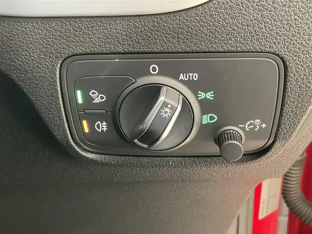 アウディ Ｑ２ 30TFSIスポーツ 熊本県 2018(平30)年 3.5万km 赤 ・スマートキー/・プッシュスタート/・パーキングエイド/・距離警告/・Audiプレセンス/・Audiサイドアシスト/・Audiアクティブレーンアシスト/・休憩の推奨/・ハイビームアシスト/・クルーズコントロール(追従式)/・シートヒーター /・純正メモリナビ/　【DVD・Bluetooth・USB・SD・AUX】/・フルセグTV/・バックカメラ/・バーチャルコクピット/・ドライブレコーダー(前方録画)/・パワーバックドア/・LEDヘッドランプ/・保証書/取説