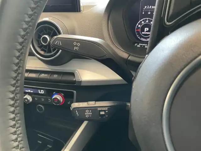 アウディ Ｑ２ 30TFSIスポーツ 熊本県 2018(平30)年 3.5万km 赤 ・スマートキー/・プッシュスタート/・パーキングエイド/・距離警告/・Audiプレセンス/・Audiサイドアシスト/・Audiアクティブレーンアシスト/・休憩の推奨/・ハイビームアシスト/・クルーズコントロール(追従式)/・シートヒーター /・純正メモリナビ/　【DVD・Bluetooth・USB・SD・AUX】/・フルセグTV/・バックカメラ/・バーチャルコクピット/・ドライブレコーダー(前方録画)/・パワーバックドア/・LEDヘッドランプ/・保証書/取説