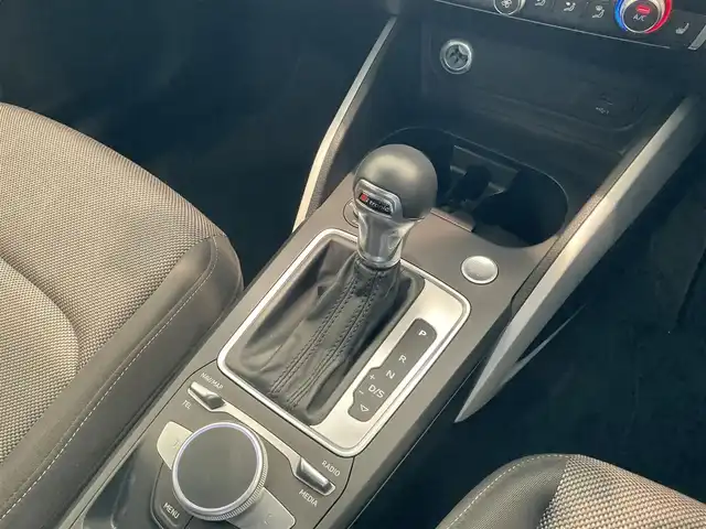 アウディ Ｑ２ 30TFSIスポーツ 熊本県 2018(平30)年 3.5万km 赤 ・スマートキー/・プッシュスタート/・パーキングエイド/・距離警告/・Audiプレセンス/・Audiサイドアシスト/・Audiアクティブレーンアシスト/・休憩の推奨/・ハイビームアシスト/・クルーズコントロール(追従式)/・シートヒーター /・純正メモリナビ/　【DVD・Bluetooth・USB・SD・AUX】/・フルセグTV/・バックカメラ/・バーチャルコクピット/・ドライブレコーダー(前方録画)/・パワーバックドア/・LEDヘッドランプ/・保証書/取説