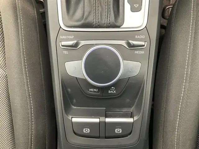 アウディ Ｑ２ 30TFSIスポーツ 熊本県 2018(平30)年 3.5万km 赤 ・スマートキー/・プッシュスタート/・パーキングエイド/・距離警告/・Audiプレセンス/・Audiサイドアシスト/・Audiアクティブレーンアシスト/・休憩の推奨/・ハイビームアシスト/・クルーズコントロール(追従式)/・シートヒーター /・純正メモリナビ/　【DVD・Bluetooth・USB・SD・AUX】/・フルセグTV/・バックカメラ/・バーチャルコクピット/・ドライブレコーダー(前方録画)/・パワーバックドア/・LEDヘッドランプ/・保証書/取説