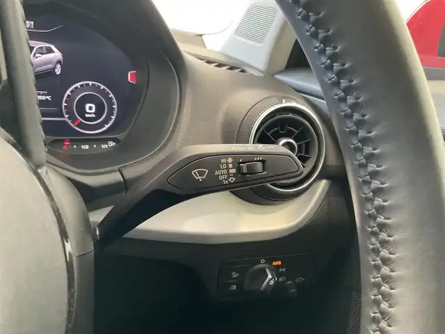 アウディ Ｑ２ 30TFSIスポーツ 熊本県 2018(平30)年 3.5万km 赤 ・スマートキー/・プッシュスタート/・パーキングエイド/・距離警告/・Audiプレセンス/・Audiサイドアシスト/・Audiアクティブレーンアシスト/・休憩の推奨/・ハイビームアシスト/・クルーズコントロール(追従式)/・シートヒーター /・純正メモリナビ/　【DVD・Bluetooth・USB・SD・AUX】/・フルセグTV/・バックカメラ/・バーチャルコクピット/・ドライブレコーダー(前方録画)/・パワーバックドア/・LEDヘッドランプ/・保証書/取説