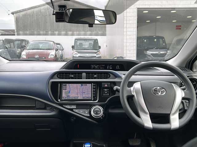 トヨタ アクア S 長野県 2015(平27)年 4.9万km スーパーホワイトⅡ ・純正ディーラーナビ/Bluetooth/CD/DVD /ワンセグTV/・バックカメラ/.ビルトインＥＴＣ　/.純正フロアマット　/.ドライブレコーダー　/.社外ＡＷ付スタッドレスタイヤ積み込みあり　