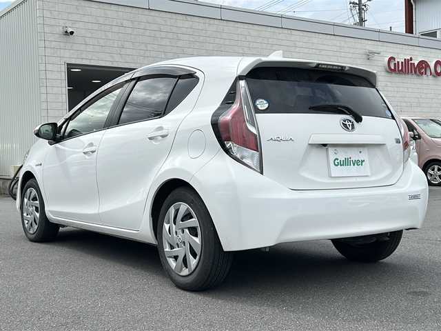 トヨタ アクア S 長野県 2015(平27)年 4.9万km スーパーホワイトⅡ ・純正ディーラーナビ/Bluetooth/CD/DVD /ワンセグTV/・バックカメラ/.ビルトインＥＴＣ　/.純正フロアマット　/.ドライブレコーダー　/.社外ＡＷ付スタッドレスタイヤ積み込みあり　