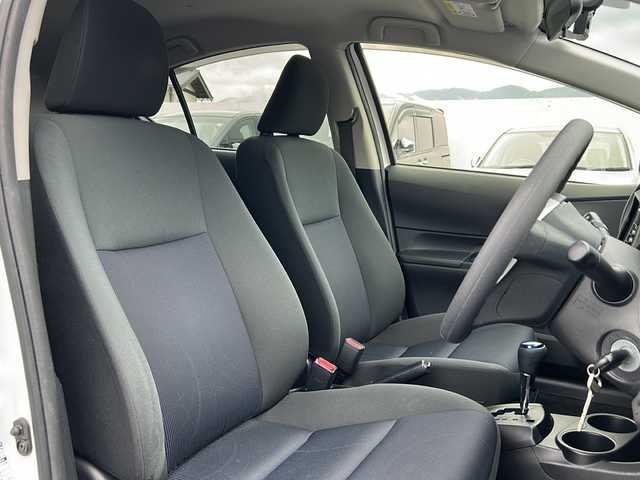 トヨタ アクア S 長野県 2015(平27)年 4.9万km スーパーホワイトⅡ ・純正ディーラーナビ/Bluetooth/CD/DVD /ワンセグTV/・バックカメラ/.ビルトインＥＴＣ　/.純正フロアマット　/.ドライブレコーダー　/.社外ＡＷ付スタッドレスタイヤ積み込みあり　