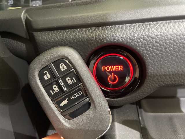 ホンダ ステップワゴン eHEV エアー EX 愛媛県 2025(令7)年 0.1千km プラチナホワイトパール 登録済未使用車/11.4インチナビHonda CONNECTナビ /フルセグ/Bluetooth/バックカメラ/衝突被害軽減ブレーキ/レーンアシスト/アダクティブクルーズコントロール/両側電動スライドドア/電動リアゲート/ＤＮ席シートヒーター/ＢＳＭ/前後コーナーセンサー/オットマン/禁煙車