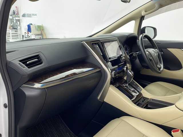 トヨタ アルファード G 兵庫県 2019(平31)年 5.9万km ホワイトパールクリスタルシャイン ・ALPINE製9インチナビ＆フルセグ＆BT＆DVD/・ALPINE製10.1インチフリップダウンモニター/・バックカメラ/・革シート/・シートヒーター/・エアーシート/・両側パワースライドドア/・バックカメラ/・トヨタセーフティーセンス/・プリクラッシュセーフティ/・レーダークルーズコントロール/・レーントレーシングアシスト/・パーキングサポートブレーキ/・ロードサインアシスト/・先行車発進告知/・オートマチックハイビーム/・クリアランスソナー/・ナノイー/・前後ドライブレコーダー/・ビルトインETC/・LEDヘッドライト/・フォグ/・オートライト/・純正17インチアルミホイール/・電動パーキングブレーキ/・オートブレーキホールド/・自動防眩ミラー/・W＋サイドエアバック/・カーテンエアバック