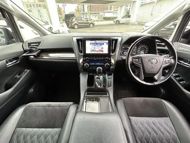 トヨタ アルファードハイブリット SR 福岡県 2016(平28)年 6.4万km ブラック ワンオーナー/純正ナビ（AM/FM/BT/CD/DVD/フルセグTV）/JBLプレミアムサウンド/クルーズコントロール/バックカメラ/前席パワーシート（運転席メモリ付）/オットマン（助手席、2列目）/インテリジェントクリアランスソナー/両側パワースライドドア/ビルトインETC/USB入力端子/リアエアコン/ドアバイザー/オートライト/フロアマット/純正17インチアルミホイール/プッシュスタート/横滑り防止装置/取扱説明書/保証書