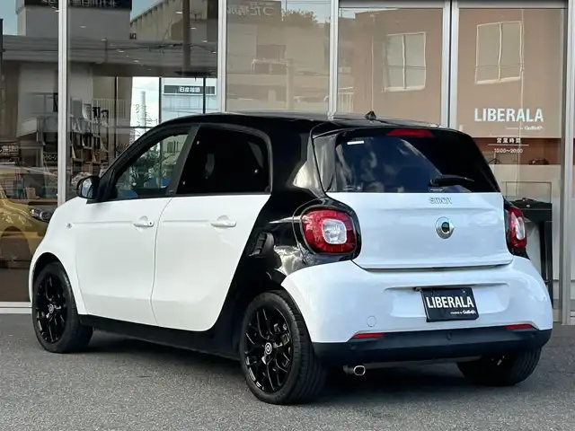 スマート ＭＣＣ スマート ターボ 福岡県 2017(平29)年 6万km 白 ガラスルーフ　/黒革　/Ｐａｎａｓｏｎｉｃナビ（ＣＮ－Ｇ１０００ＶＤ）　/純正オーディオ　/パドルシフト　/前席シートヒーター　/後ソナー　/キーレスキー　/純正１６インチＡＷ