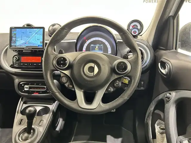 スマート ＭＣＣ スマート ターボ 福岡県 2017(平29)年 6万km 白 ガラスルーフ　/黒革　/Ｐａｎａｓｏｎｉｃナビ（ＣＮ－Ｇ１０００ＶＤ）　/純正オーディオ　/パドルシフト　/前席シートヒーター　/後ソナー　/キーレスキー　/純正１６インチＡＷ