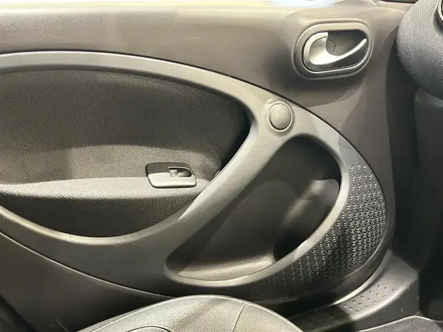 スマート ＭＣＣ スマート ターボ 福岡県 2017(平29)年 6万km 白 ガラスルーフ　/黒革　/Ｐａｎａｓｏｎｉｃナビ（ＣＮ－Ｇ１０００ＶＤ）　/純正オーディオ　/パドルシフト　/前席シートヒーター　/後ソナー　/キーレスキー　/純正１６インチＡＷ