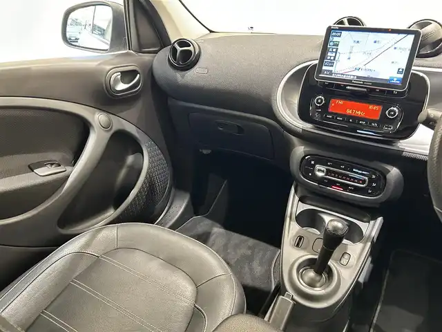 スマート ＭＣＣ スマート ターボ 福岡県 2017(平29)年 6万km 白 ガラスルーフ　/黒革　/Ｐａｎａｓｏｎｉｃナビ（ＣＮ－Ｇ１０００ＶＤ）　/純正オーディオ　/パドルシフト　/前席シートヒーター　/後ソナー　/キーレスキー　/純正１６インチＡＷ