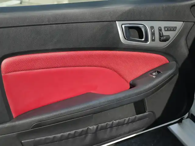 メルセデス・ベンツ ＳＬＫ２００ レーダーセーフティエディション 静岡県 2014(平26)年 4.6万km ポーラホワイト レーダーセーフティパッケージ/LKA/ACC/ブラインドスポットアシスト/パークトロニックセンサー/純正HDDナビ/　コマンドシステム/USB・DVD/フルセグTV/社外GPSレーダー/フロントドラレコ/DSRC車載器ETC/マジック・スカイコントロール付き/　パトリオットガラスルーフ（電動開閉式ハードトップ）/赤レザーシート/メモリ付きパワーシート/シートエアスカーフ/シートヒーター