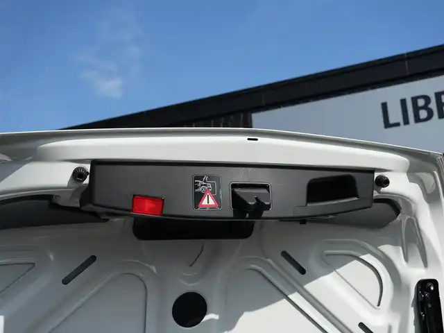 メルセデス・ベンツ ＳＬＫ２００ レーダーセーフティエディション 静岡県 2014(平26)年 4.6万km ポーラホワイト レーダーセーフティパッケージ/LKA/ACC/ブラインドスポットアシスト/パークトロニックセンサー/純正HDDナビ/　コマンドシステム/USB・DVD/フルセグTV/社外GPSレーダー/フロントドラレコ/DSRC車載器ETC/マジック・スカイコントロール付き/　パトリオットガラスルーフ（電動開閉式ハードトップ）/赤レザーシート/メモリ付きパワーシート/シートエアスカーフ/シートヒーター