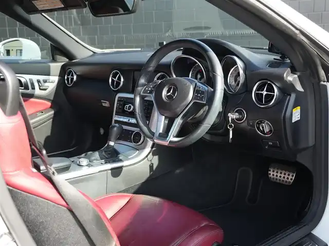 メルセデス・ベンツ ＳＬＫ２００ レーダーセーフティエディション 静岡県 2014(平26)年 4.6万km ポーラホワイト レーダーセーフティパッケージ/LKA/ACC/ブラインドスポットアシスト/パークトロニックセンサー/純正HDDナビ/　コマンドシステム/USB・DVD/フルセグTV/社外GPSレーダー/フロントドラレコ/DSRC車載器ETC/マジック・スカイコントロール付き/　パトリオットガラスルーフ（電動開閉式ハードトップ）/赤レザーシート/メモリ付きパワーシート/シートエアスカーフ/シートヒーター