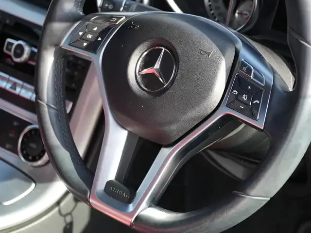 メルセデス・ベンツ ＳＬＫ２００ レーダーセーフティエディション 静岡県 2014(平26)年 4.6万km ポーラホワイト レーダーセーフティパッケージ/LKA/ACC/ブラインドスポットアシスト/パークトロニックセンサー/純正HDDナビ/　コマンドシステム/USB・DVD/フルセグTV/社外GPSレーダー/フロントドラレコ/DSRC車載器ETC/マジック・スカイコントロール付き/　パトリオットガラスルーフ（電動開閉式ハードトップ）/赤レザーシート/メモリ付きパワーシート/シートエアスカーフ/シートヒーター