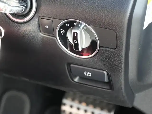 メルセデス・ベンツ ＳＬＫ２００ レーダーセーフティエディション 静岡県 2014(平26)年 4.6万km ポーラホワイト レーダーセーフティパッケージ/LKA/ACC/ブラインドスポットアシスト/パークトロニックセンサー/純正HDDナビ/　コマンドシステム/USB・DVD/フルセグTV/社外GPSレーダー/フロントドラレコ/DSRC車載器ETC/マジック・スカイコントロール付き/　パトリオットガラスルーフ（電動開閉式ハードトップ）/赤レザーシート/メモリ付きパワーシート/シートエアスカーフ/シートヒーター