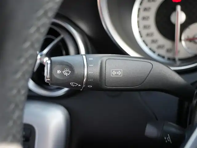 メルセデス・ベンツ ＳＬＫ２００ レーダーセーフティエディション 静岡県 2014(平26)年 4.6万km ポーラホワイト レーダーセーフティパッケージ/LKA/ACC/ブラインドスポットアシスト/パークトロニックセンサー/純正HDDナビ/　コマンドシステム/USB・DVD/フルセグTV/社外GPSレーダー/フロントドラレコ/DSRC車載器ETC/マジック・スカイコントロール付き/　パトリオットガラスルーフ（電動開閉式ハードトップ）/赤レザーシート/メモリ付きパワーシート/シートエアスカーフ/シートヒーター