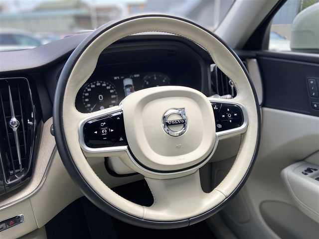 ボルボ ＸＣ６０ D4 AWD インスクリプション 栃木県 2018(平30)年 3.7万km 白 パノラマルーフ /HUD /ACC  /レーン/ブラインドS/白革 /全方位 /純正ナビ /フルセグ  /シートH /シートベンチレーター /パワーシート /電動リアゲート /ETC /LED /純正19インチAW /社外ドラレコ