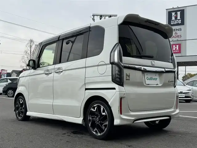 ホンダ Ｎ ＢＯＸ カスタム G L ターボ ホンダセンシング 愛媛県 2018(平30)年 5.9万km プレミアムホワイトパールⅡ 禁煙車/登録時走行距離：58853km/ディーラーオプション純正8インチナビ/CD/DVD/フルセグTV/Bluetooth/バックカメラ/前方ドライブレコーダー/ビルトインETC/衝突被害軽減システム/後方センサー/横滑り防止装置/レーンキープアシスト/レーダークルーズコントロール/アイドリングストップ/LEDヘッドライト/フォグランプ/オートライト/ハーフレザーシート/パドルシフト/サンシェード/両側パワースライドドア/エンジンスタートボタン/スマートキー/純正フロアマット/純正15インチアルミホイール