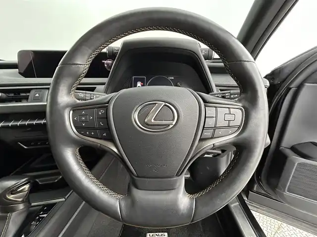 レクサス ＵＸ 250h バージョンL 道央・札幌 2020(令2)年 2.6万km グラファイトブラックガラスフレーク ・ワンオーナー/・４WD/・純正SDナビ/・パノラミックビューモニター/・CD/DVD/SD/BT/フルセグ/・ビルトインETC2.0/・ドライブレコーダー/・自動防眩ルームミラー/・レクサスセーフティシステム＋/・プリクラッシュセーフティ/・レーンチェンジアシスト/・レーダークルーズコントロール/・プロアクティブドライビングアシスト/・アダプティブハイビームシステム/・ブラインドスポットモニター/・クリアランスソナー/・ヘッドアップディスプレイ/・レザーシート/・前席パワーシート/・シートベンチレーション/・前席シートヒーター/・前席シートエアコン/・ステアリングヒーター/・パワーバックドア/・純正18インチAW/・スペアキー/・取扱説明書/・保証書/・純正フロアマット