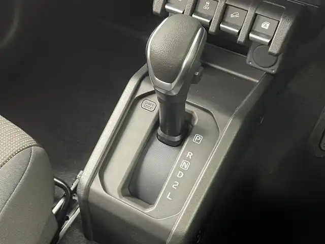 スズキ ジムニー ノマド FC 埼玉県 2025(令7)年 0.1万km未満 黒 ♪車検 令和10年4月15日迄/♪5ドア/4WD/デュアルカメラブレーキサポート/車線逸脱警報/ハイビームアシスト/アダプティブクルーズコントロール/コーナーセンサー/ヒルディセントコントロール/プッシュスタート/アイドリングストップ/前席シートヒーター/背面タイヤ/純正15インチAW/LEDヘッドライト/フォグライト/リアフォグライト/オートライト/ウィンカーミラー/オートリトラクタブルミラー/革巻ステアリング/ヘッドライトレベライザー/サイド/カーテンエアバック