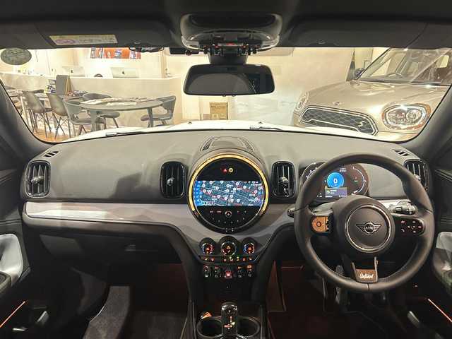 ＭＩＮＩ ＢＭＷ ミニ クロスオーバー クーパー SD オール4 道央・札幌 2023(令5)年 0.9万km 白 特別仕様車(アンテイムドエディション)/　・MINIYoursレザーラウンジハイランドグリーン/　・専用18インチアロイホイール/　・専用サイドスカットル/　・専用サイドストライプ/純正HDDナビ/AppleCarPlay/USB/Bluetooth/バックカメラ/PDC/パーキングアシスト/ACC/ドライビングアシスト/マルチディスプレイメーターパネル/LEDヘッドライト/電動リアゲート