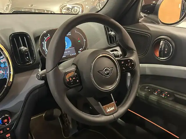 ＭＩＮＩ ＢＭＷ ミニ クロスオーバー クーパー SD オール4 道央・札幌 2023(令5)年 0.9万km 白 特別仕様車(アンテイムドエディション)/　・MINIYoursレザーラウンジハイランドグリーン/　・専用18インチアロイホイール/　・専用サイドスカットル/　・専用サイドストライプ/純正HDDナビ/AppleCarPlay/USB/Bluetooth/バックカメラ/PDC/パーキングアシスト/ACC/ドライビングアシスト/マルチディスプレイメーターパネル/LEDヘッドライト/電動リアゲート