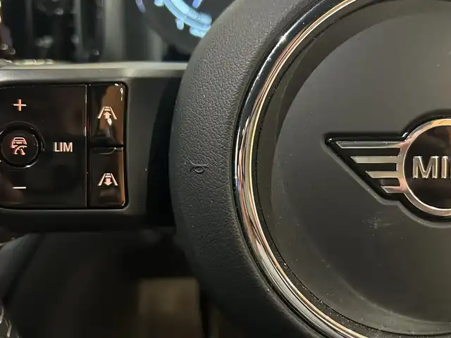 ＭＩＮＩ ＢＭＷ ミニ クロスオーバー クーパー SD オール4 道央・札幌 2023(令5)年 0.9万km 白 特別仕様車(アンテイムドエディション)/　・MINIYoursレザーラウンジハイランドグリーン/　・専用18インチアロイホイール/　・専用サイドスカットル/　・専用サイドストライプ/純正HDDナビ/AppleCarPlay/USB/Bluetooth/バックカメラ/PDC/パーキングアシスト/ACC/ドライビングアシスト/マルチディスプレイメーターパネル/LEDヘッドライト/電動リアゲート