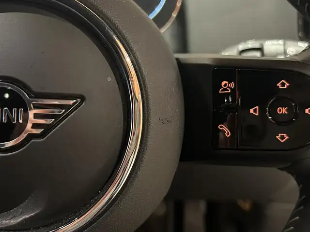 ＭＩＮＩ ＢＭＷ ミニ クロスオーバー クーパー SD オール4 道央・札幌 2023(令5)年 0.9万km 白 特別仕様車(アンテイムドエディション)/　・MINIYoursレザーラウンジハイランドグリーン/　・専用18インチアロイホイール/　・専用サイドスカットル/　・専用サイドストライプ/純正HDDナビ/AppleCarPlay/USB/Bluetooth/バックカメラ/PDC/パーキングアシスト/ACC/ドライビングアシスト/マルチディスプレイメーターパネル/LEDヘッドライト/電動リアゲート