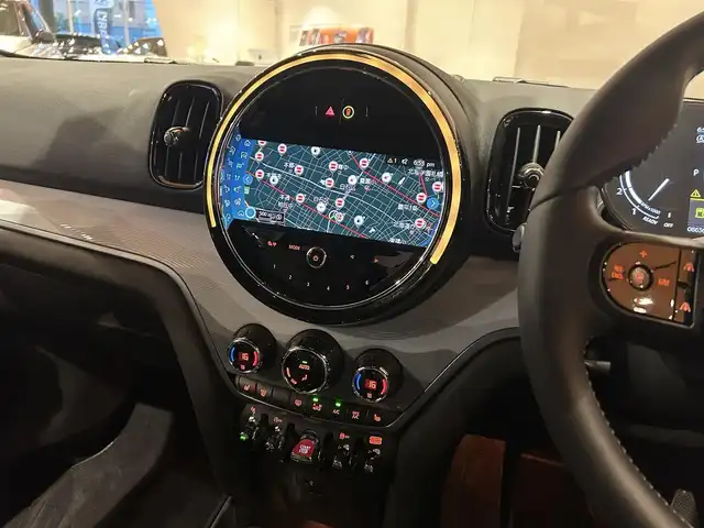 ＭＩＮＩ ＢＭＷ ミニ クロスオーバー クーパー SD オール4 道央・札幌 2023(令5)年 0.9万km 白 特別仕様車(アンテイムドエディション)/　・MINIYoursレザーラウンジハイランドグリーン/　・専用18インチアロイホイール/　・専用サイドスカットル/　・専用サイドストライプ/純正HDDナビ/AppleCarPlay/USB/Bluetooth/バックカメラ/PDC/パーキングアシスト/ACC/ドライビングアシスト/マルチディスプレイメーターパネル/LEDヘッドライト/電動リアゲート