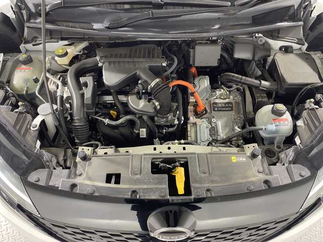 日産 オーラ G レザーエディション 神奈川県 2022(令4)年 2.3万km ピュアホワイトパール / スーパーブラック 2トーン 9型メーカーオプションナビゲーション/AM FM Bluetooth フルセグ HDMI AppleCarPlay/アラウンドビューモニター/BOSEプレミアムサウンド/ビークルダイナミクスコントロール/ハンドル支援/プロパイロット/車線逸脱警報/車線逸脱防止支援/後側方車両検知警報/後側方衝突防止支援/エマージェンシーブレーキ/速度標識表示/標識検知支援/駐車支援/ふらつき警報/デジタルインナーミラー/レザーシート/前席シートヒーター/ステアリングヒーター/ステアリングリモコン/ビルトインETC2.0/オートホールド/純正フロアマット/インテリジェントキー/スペアキー/LEDヘッドライト/オートライト/オートマチックハイビーム/純正17インチアルミホイル
